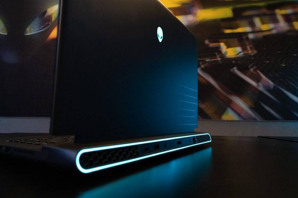 alienware-m15-r7-environmental-imagery-1024x683-1