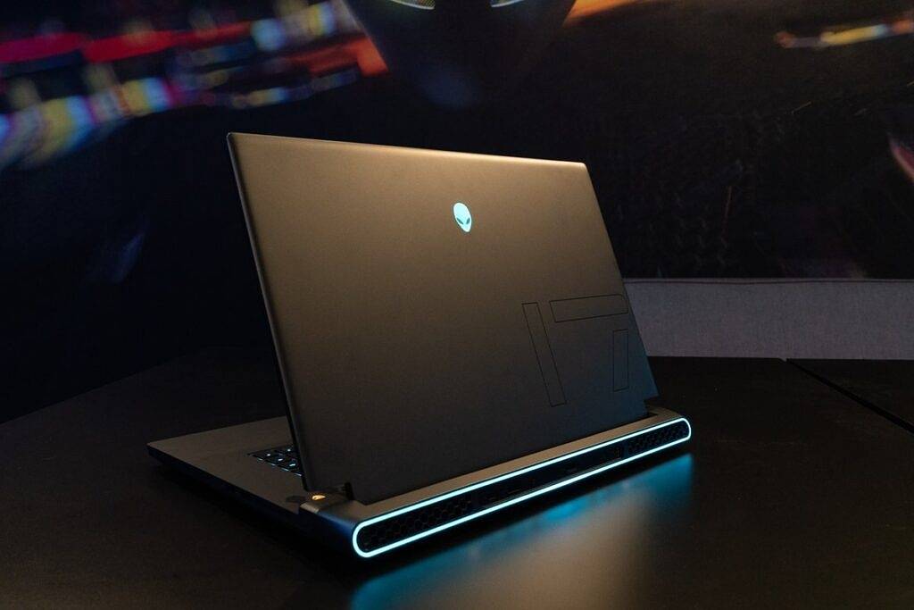 alienware-m17-r5-environmental-imagery-1024x683-1